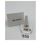10K GOLD RING, FLORAL MOTIF, SINGLE SMALL GREEN