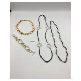 ASSORTED COSTUME JEWELRY NECKLACES AND BRACELETS,