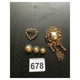 METAL BROOCHES, GOLD-TONE FILIGREE W/ FAUX PEARL