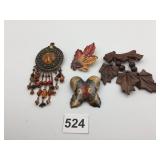 ASSORTED COSTUME BROOCHES, BEADED PENDANT,