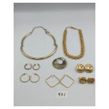GOLD-TONE COSTUME JEWELRY ASSORTMENT, INCLUDES