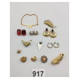 ASSORTED COSTUME JEWELRY, INCLUDES BROOCHES,