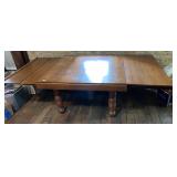 OAK DINING TABLE, EXTENDABLE, TURNED LEGS,