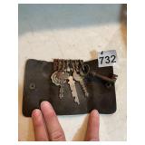 VTG LEATHER KEY HOLDER, ASSORTED METAL KEYS,