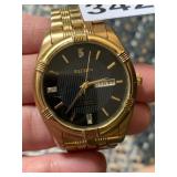 ELGIN QUARTZ WRISTWATCH, GOLD-TONE CASE AND LINK