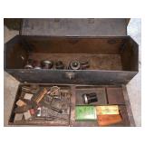 METAL TOOLBOX W/ ASSORTED PIPE THREADING DIES,
