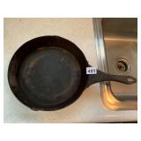 SAVERY CAST IRON SKILLET, SPOUTED, LONG HANDLE W/