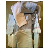 ASSORTED HOUSEHOLD LINENS, INCL QUILTED BLANKET,