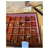 COSTUME JEWELRY, ASSORTED EARRINGS, BROOCHES,