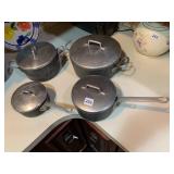 ALUMINUM COOKWARE SET, INCLUDES POTS W/ LIDS,