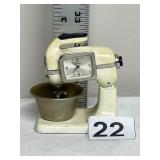 ELGIN QUARTZ MIXER CLOCK, CREAM FINISH, METAL
