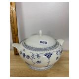 CHURCHILL CERAMIC COVERED CASSEROLE, BLUE AND