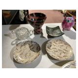 ASSORTED DECORATIVE CERAMICS AND GLASS, INCLUDES