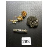 ASSORTED COSTUME JEWELRY BROOCHES, INCLUDES
