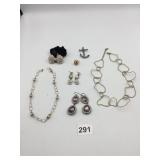 ASSORTED COSTUME JEWELRY INCLUDES GOLD-TONE LINK