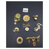 ASSORTED COSTUME JEWELRY BROOCHES, INCLUDES