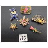 ASSORTED COSTUME BROOCHES, INCLUDES ENAMEL BEAR,