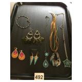 ASSORTED JEWELRY GROUPING, INCLUDES BEADED