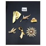 ASSORTED COSTUME JEWELRY BROOCHES, INCLUDES
