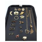 ASSORTED COSTUME JEWELRY, INCLUDES BROOCHES,