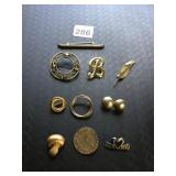 ASSORTED COSTUME JEWELRY BROOCHES, INCLUDES
