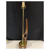 MCM TABLE LAMP, SCULPTURAL WOOD ACCENT, BRASS