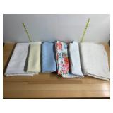 ASSORTED TABLE LINENS, INCLUDES FLORAL PRINT