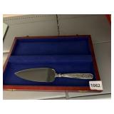 MULLINGAR PEWTER CAKE SERVER, CELTIC KNOT HANDLE,