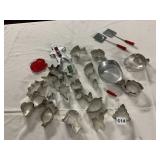 ASSORTED METAL COOKIE CUTTERS, INCLUDES VARIOUS