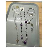 ASSORTED COSTUME JEWELRY, INCLUDES ROSARY, BEADED