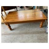 OAK COFFEE TABLE, RECTANGULAR TOP, TURNED LEGS.