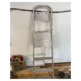 ALUMINUM STEP LADDER, FOLDING DESIGN, THREE-STEP