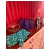 KITCHEN ASSORTMENT, INCLUDES GLASS BOWLS, PLASTIC
