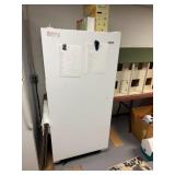 UPRIGHT FREEZER, WHITE FINISH, INTERIOR WIRE