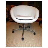 WHITE VINYL ROLLING 5 LEG CHAIR