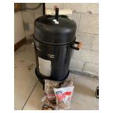 SMOKER WITH CHIPS VERY CLEAN LIGHT USE