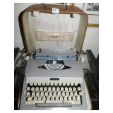 TYPEWRITTER ROYAL W/ ZIPPER CASE