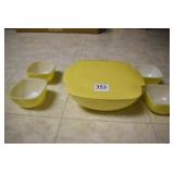 PYREX COVERED BOWL AND 4 BERRY BOWLS