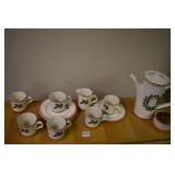 HOLIDAY TEA SET WITH CREAMER AND SUAGR