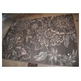 SHAW AREA RUG WITH FLOWER DESIGN - 62" X 92"