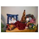 CHRISTAMS GROUP, WREATH, PILLOW