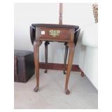 HARDEN DROP SIDE CENTER DRAWER STAND QUEEN ANNE