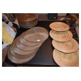 GROUP OF PLACEMAT AND WOVEN CHARGERS