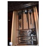STAINLESS FLATWARE SERVICE FOR 6 PLUS WITH WIRE RA