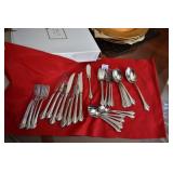 ONEIDA FLATWARE USA, SERVICE FOR 8 INCLUDING 2