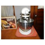 KITCHEN AIDE MIXER WITH POURING SHIELD