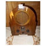 VINTAGE RADIO NEEDS SOME WORK