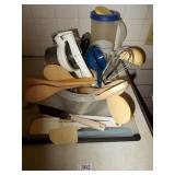 CUTTING BOARD, ASSORTED KITCHEN UTENSILS