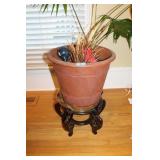 TERRA COTTA PLANTER WITH LIVE PLANT ON WOODEN