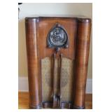 ANTIQUE ZENITH FLOOR MODEL RADIO - COMES ON WITH